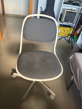 Silla de oficina gris y blanca