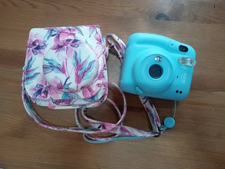 Cámara Fujifilm Instax Mini 11 y funda floral
