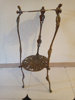 Pedestal antiguo de metal