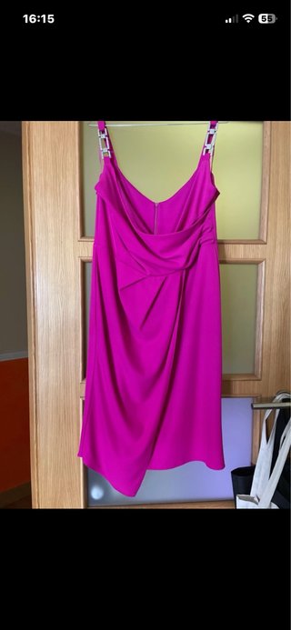 Vestido fiesta fucsia con tirantes joya