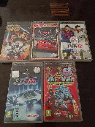 Lote 5 Videogiochi PSP: Star Wars, Cars, FIFA 12, PES 2014 Pro Evolution Soccer, Invizimals: Le Tribù Perdute