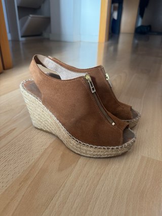 Sandalias de cuña con cremallera