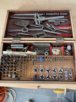Caja antigua de herramientas de precisión
