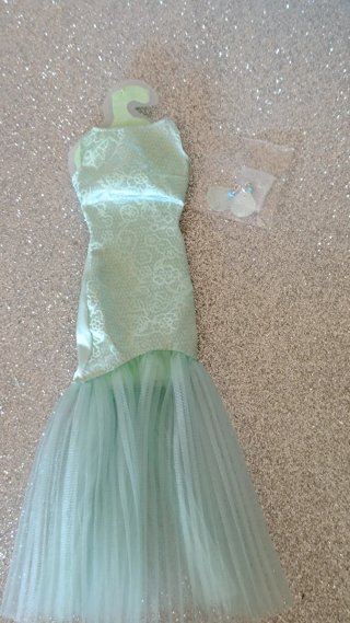 Vestido largo azul Barbie con accesorios