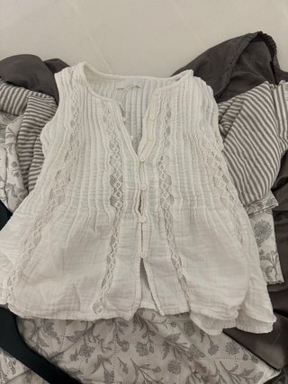 Top Zara blanco sin mangas con encaje
