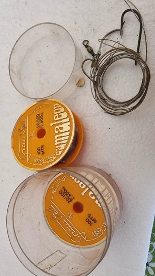 2 carretes hilo pesca + 3 anzuelos
