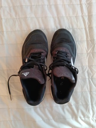 Zapatillas Adidas Negras y Blancas