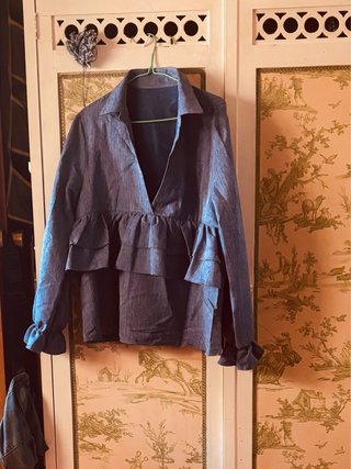 Camisa Azul con Volantes