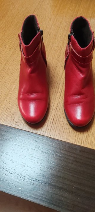 Botines de piel rojos