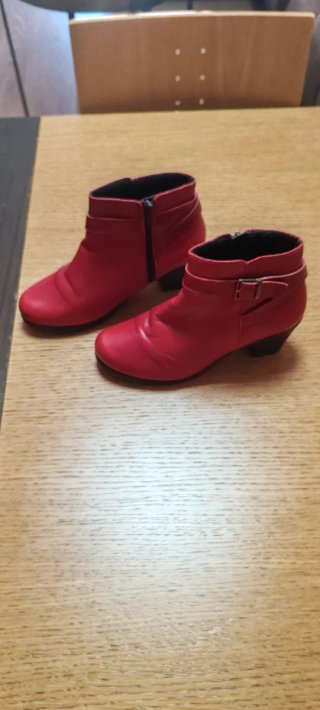 Botines de piel rojos