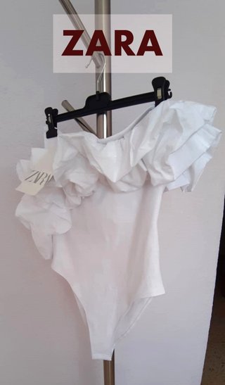 Body blanco con volantes. ZARA. Nuevo sin estrenar