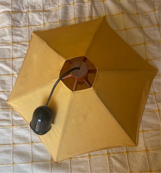 Lámpara de techo estilo sombrilla color mostaza