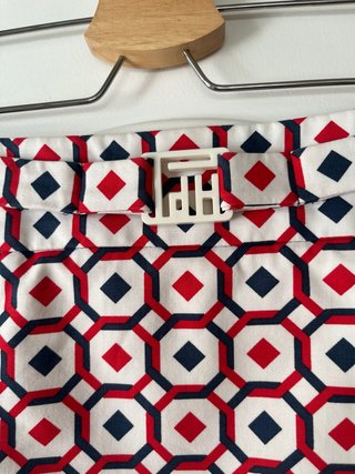 Falda recta con diseño geométrico