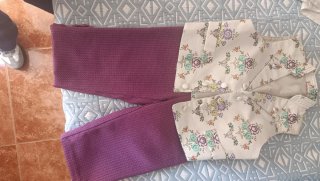 Traje de fallero morado y chaleco blanco