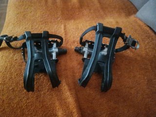 Pedales de bicicleta con sujeciones de aluminio
