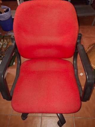 Silla de oficina roja con reposabrazos