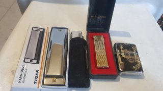 Conjunto di accendini e un'armonica