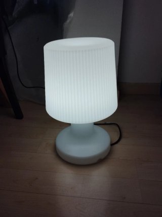 Lámpara de mesa blanca