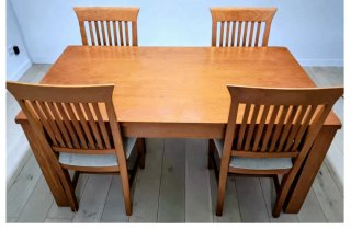 Mesa de Salón con 4 Sillas de Madera