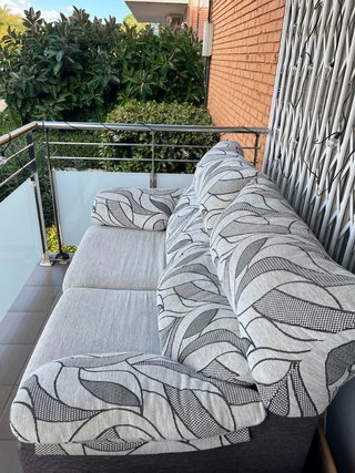 Sofá 2 plazas de tela gris, asientos deslizantes y