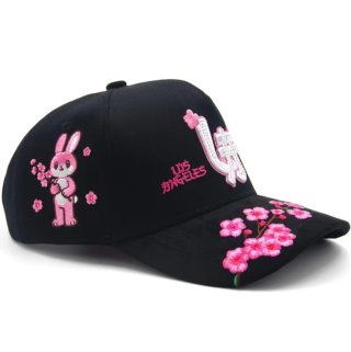 Gorra Negra con Bordados de Conejo y Flores