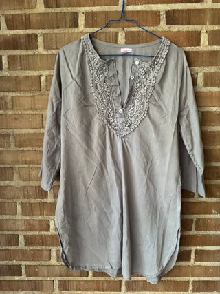 Vestido playero gris bordado