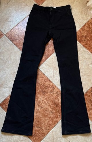Pantalón negro acampanado