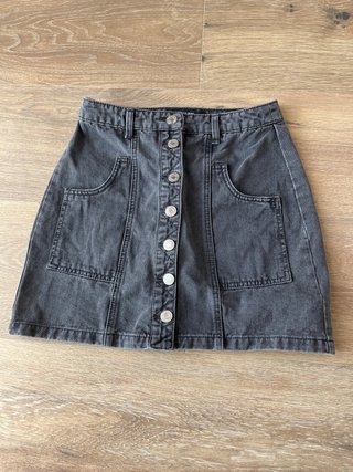 Falda vaquera gris con botones
