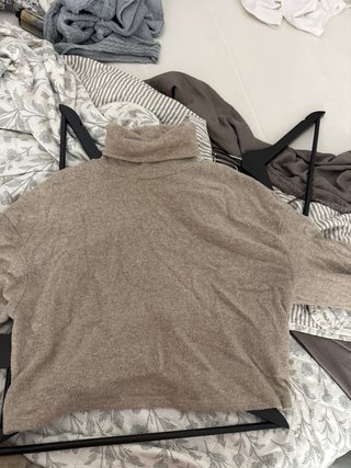 Jersey corto cuello alto beige talla única