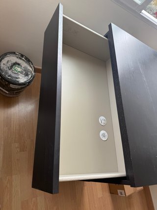 Cómoda negra de madera