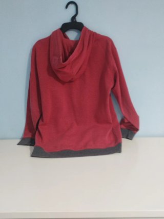 Chaqueta con Capucha Roja