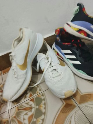Lote de 3 pares de zapatillas Nike y Adidas