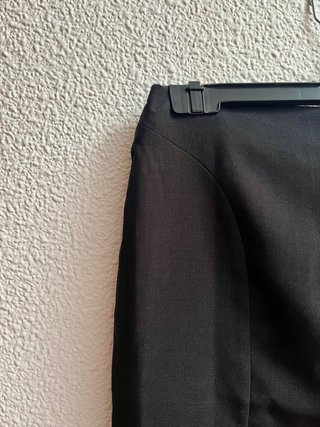 Falda negra de señora con etiqueta