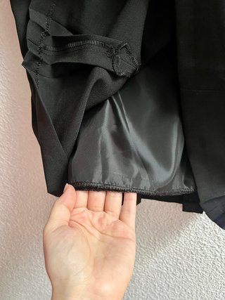 Falda negra de señora con etiqueta