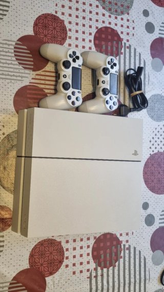 PS4 (PlayStation 4) Blanca con 2 Mandos