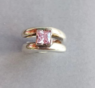 Sortija de plata con piedra rosa
