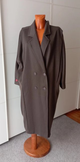 Abrigo vintage marrón con etiquetas. Unisex