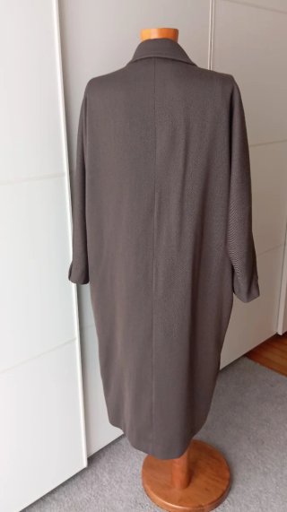 Abrigo vintage marrón con etiquetas. Unisex