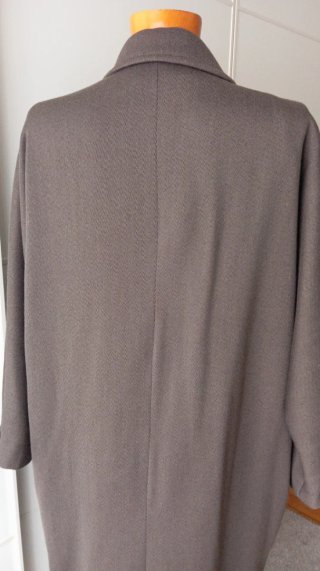Abrigo vintage marrón con etiquetas. Unisex