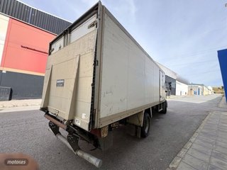 Camión Iveco Eurocargo 6.0 td 8 vel rampa elevador