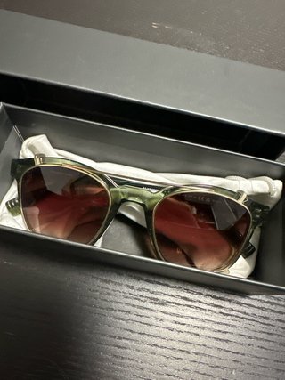 Gafas de sol verdes y marrones