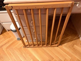Puerta de madera ajustable para escaleras
