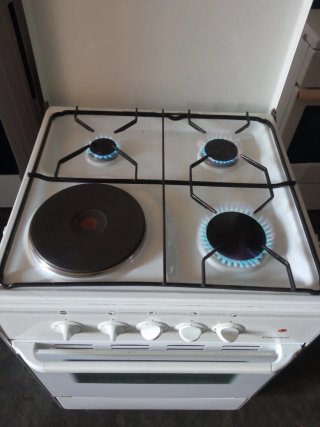 Cocina de Gas Butano y Horno Eléctrico