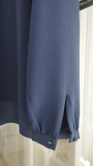 Blusón azul oscuro con pedrería en el escote