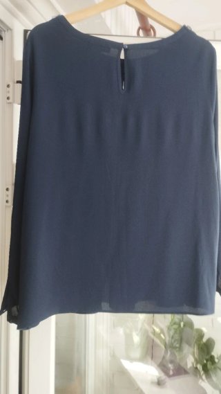 Blusón azul oscuro con pedrería en el escote