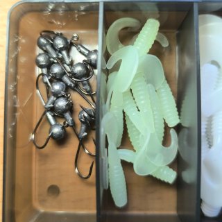 Caja señuelos pesca y cabezas plomadas