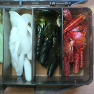 Caja señuelos pesca y cabezas plomadas
