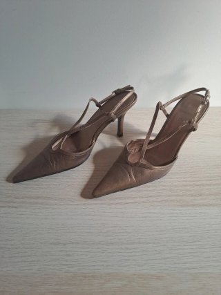 Zapatos de fiesta dorados ideales para madrina.