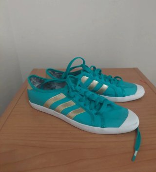 Deportivas Adidas Turquesa y Doradas