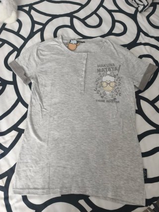 Camiseta gris Hakuna Matata